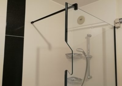 Paroi de douche avec porte serviette